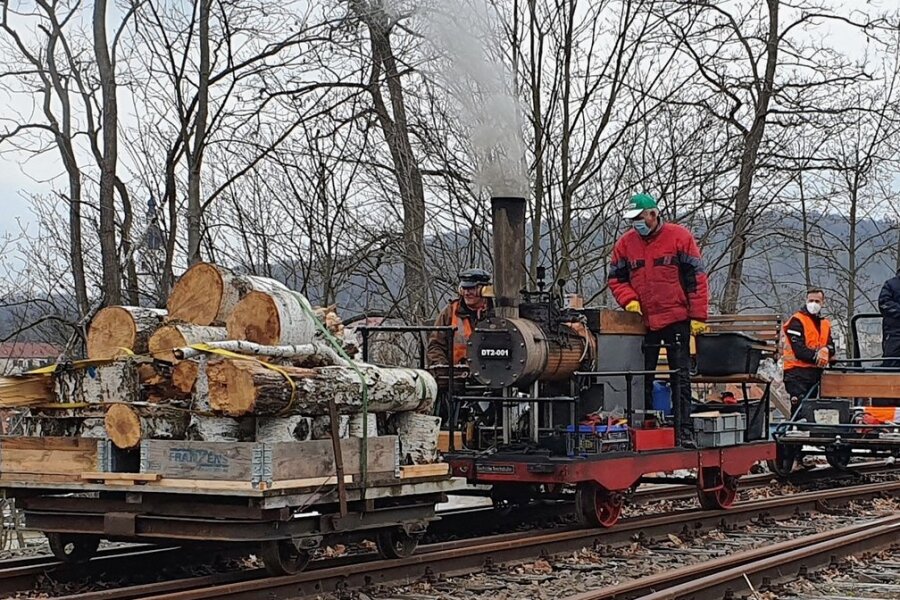 Mit gleich zwei Draisinen rollen die Eisenbahnfreunde von Wolkenburg-Kaufungen durch das Muldental. Den Männern mit dem Faible für alte Technik ist einer von insgesamt acht Beiträgen in der Sendung "Unser Dorf hat Wochenende" gewidmet. 