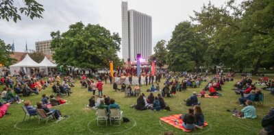 Filme, Feste, feine Weine - So wird der Kultursommer in Chemnitz - Beim Parksommer im vergangenen Jahr galten schon coronabedingte Abstandsregeln. Dieses Jahr startet die Reihe am 22. Juli. 