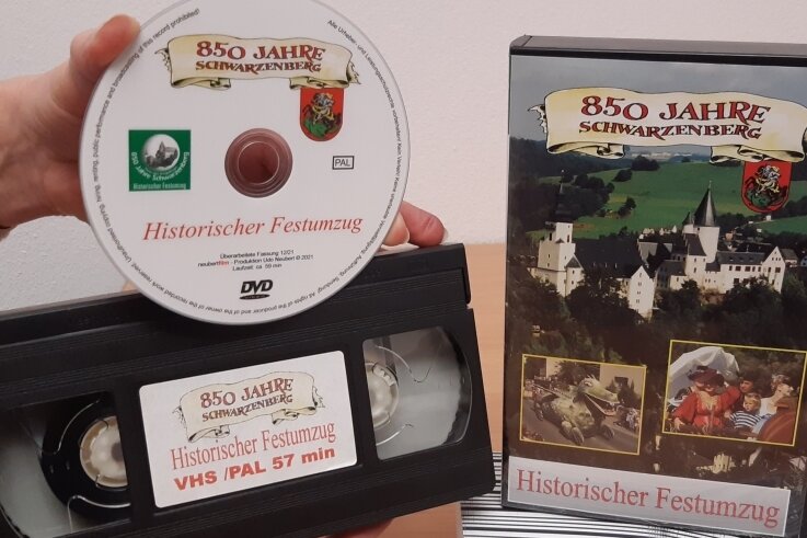 Filmemacher legt Verkaufsschlager von 2000 als DVD auf - Den historischen Umzug anlässlich der 850-Jahr-Feier von Schwarzenberg konnte man bisher auf einer VHS-Videokassette nachvollziehen. Nun ist das per DVD möglich. Das Äußere der Hülle wurde beibehalten. 