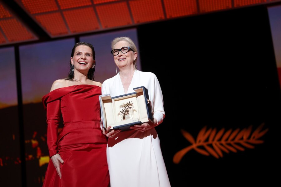 Filmfestspiele in Cannes eröffnet - Juliette Binoche (l) und Meryl Streep mit Ehrenpalme bei der Eröffnung des 77. Filmfestivals von Cannes.