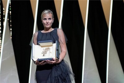 Filmfestspiele von Cannes: Ein Schockmoment für die Jury - Julia Ducournau mit der "Goldenen Palme". 