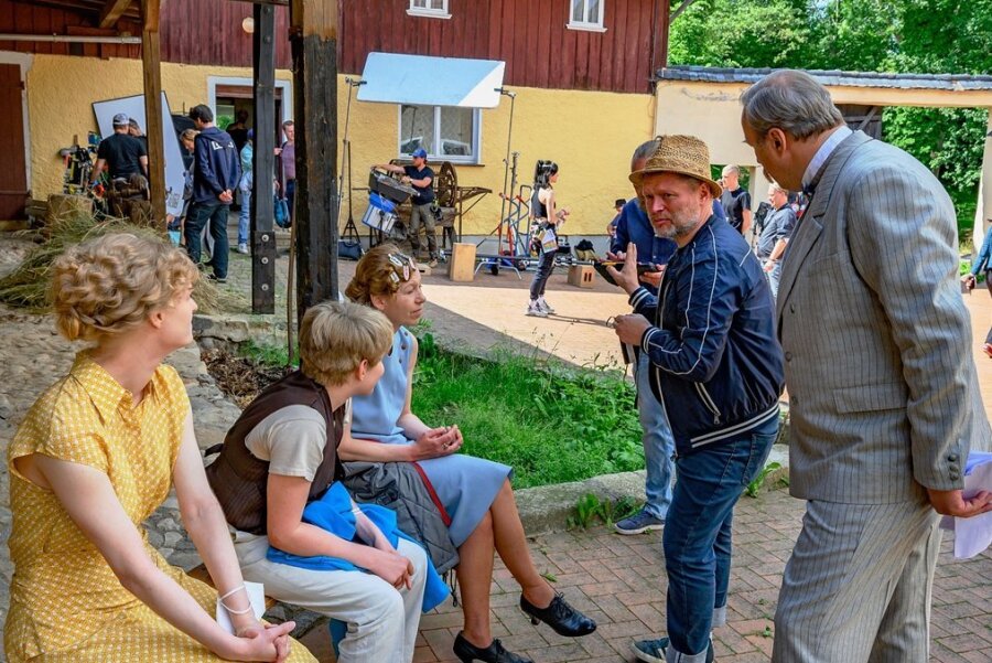 Regisseur Marco Gadge (Zweiter von rechts) geht mit den Darstellern die Thor-Heyerdahl-Episode durch, die am Dienstag auf dem Bauernhof gedreht wurde. 
