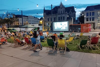 Filmwiese auf dem Bahnhofsplatz: So einfach kann man am Image von Chemnitz feilen - Das Kino auf dem Bahnhofsvorplatz kam beim Publikum an beiden Abend sehr gut an.