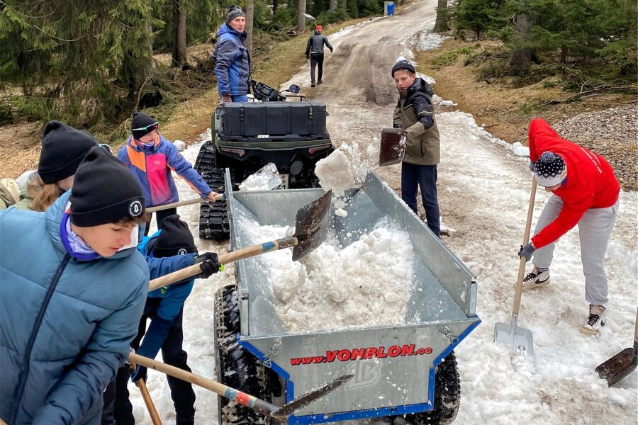 Finale des Deutschen Schülercups im Skilanglauf wird am Fichtelberg zum Kraftakt - Training einmal anders: Letzte Schneereste werden zusammengekratzt, um den Schülercup zu sichern.