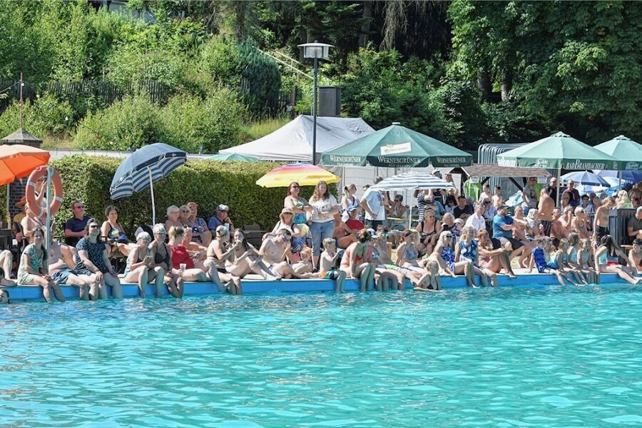 Hochbetrieb herrschte zur Weltmeisterschaft im Wasser-Skispringen m Klingenthaler Freibad.