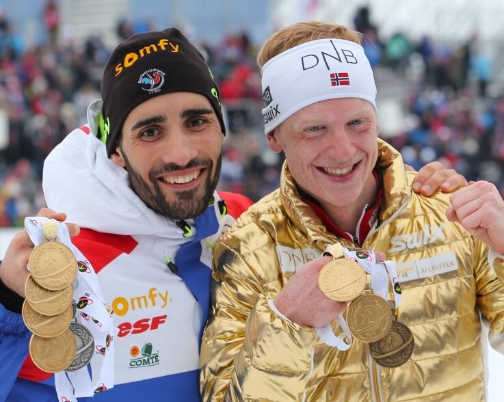  Der Norweger Johannes Thingnes Boe (in der goldenen Jacke) und der Franzose Martin Fourcade mit ihrer reichlichen Medaillenausbeute. 
