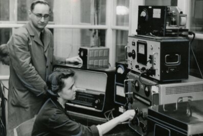 Finanzbehörde dreht dem digitalen Radio den Geldhahn zu - 
              <p class="artikelinhalt">Eine historische Aufnahme aus der Rundfunkgeräte-Produktion bei Stern-Radio Rochlitz. Das Gerät aus dem Jahre 1956 könnte theoretisch heute noch Rundfunk empfangen. </p>
            