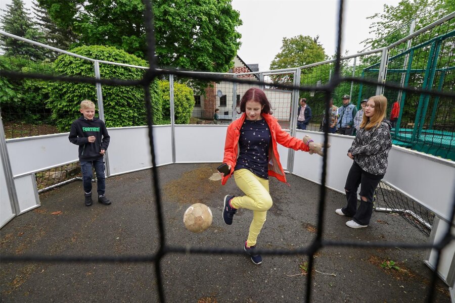 Finanziert durch Sachsenring-Spendenlauf: Mini-Fußballfeld für Lichtensteiner Kinder - Der neue Soccer-Court hinter der ehemaligen Jugendherberge wurde jetzt in Betrieb genommen.