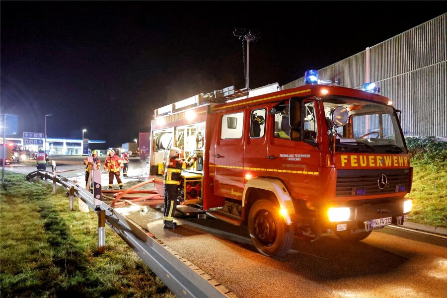 Finanzkrise in Lichtenau: Neubauten und Sanierungen trotz Kostendruck - Die Feuerwehr aus Lichtenau im Einsatz bei einem Unfall im Dezember auf der Autobahn 4. Die Gemeinde plant den Kauf eines neuen Feuerwehrfahrzeuges, genannt Hilfeleistungslöschgruppenfahrzeug, kurz HLF.