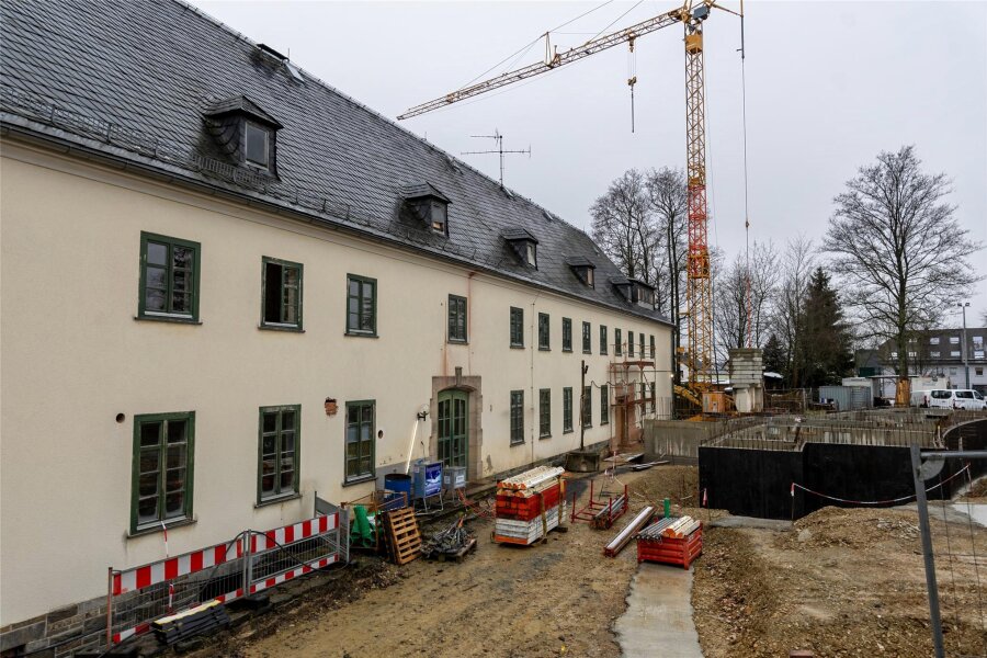 Finanzkrise in Treuen: Baukosten an Goethe-Halle steigen von fünf auf neun Millionen Euro - Um- und Neubau des Komplexes Goethe-Halle und Bürgerhaus wird deutlich teurer. Die geplanten fünf sind auf neun Millionen Euro geklettert. Möglichkeiten, den Bau pausieren zu lassen oder den Umfang zu reduzieren, gibt es nicht.
