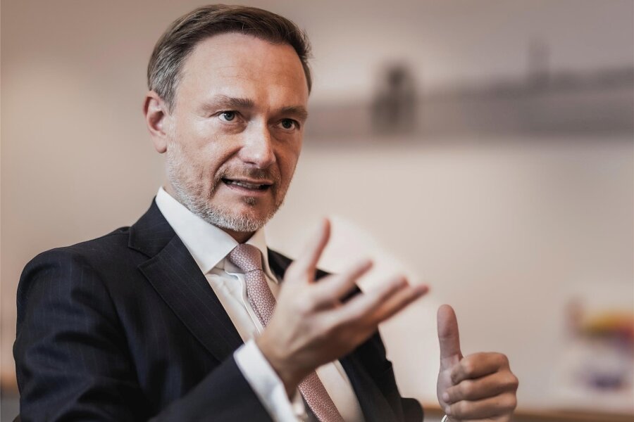 Finanzminister Lindner: "Einfachste Steuerreform wäre der vollständige Verzicht auf den Solidaritätszuschlag" - Bundesfinanzminister Christian Lindner (FDP) beim Interview in Berlin.