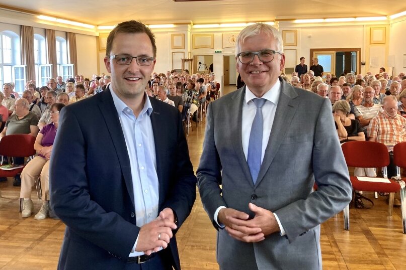 Landtagsabgeordneter Eric Dietrich (l.) und Sachsens Finanzminister Hartmut Vorjohann standen in Bad Schlema 260 Gästen Rede und Antwort zur Grundsteuerreform.