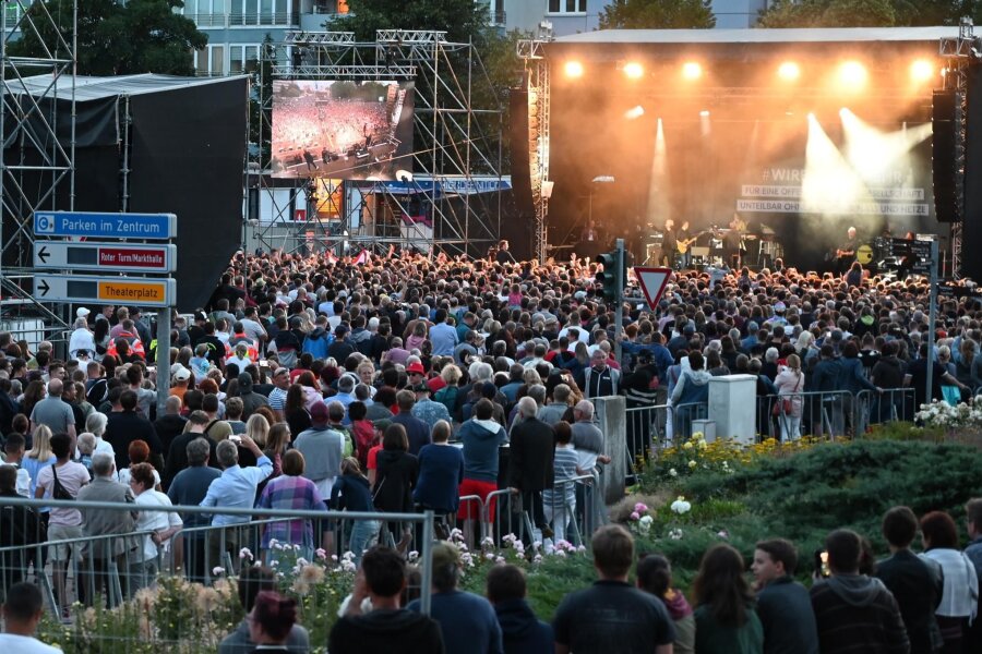 Findet das Chemnitzer Festival „Kosmos“ bald jedes Jahr statt? - „Kosmos“ Chemnitz, das heißt Zehntausende Festivalbesucher auf den Straßen. Hier 2019 beim Auftritt von Herbert Grönemeyer.