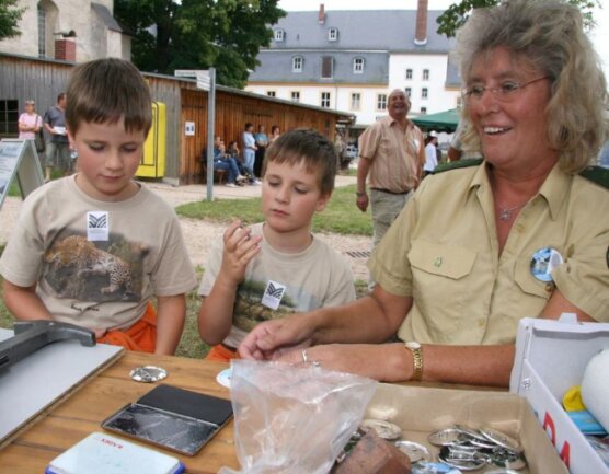 Fingerabdrücke fürs Kinderzimmer - 
              <p class="artikelinhalt">Fritz und Benno (links) Rainer aus Werdau verewigten am Sonntag ihre Fingerabdrücke auf einem Sticker. Dabei behilflich war den Siebenjährigen Bringfriede Orlamünder vom Polizeirevier Werdau.  </p>
            