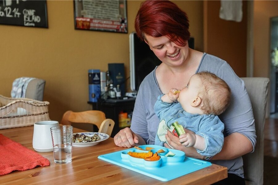 Na, schmeckt dir deine Gemüsewaffel? Die achtmonatige Ronja greift auch gern zu Gurke, gebackenem Hokkaido-Kürbis und Süßkartoffel. Ronjas Mutter Maxi aus Chemnitz ist begeistert von dem speziellen Menüteller, mit dem nichts mehr verrutscht. 