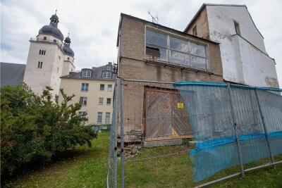 Fingerhakeln um "Ruine" in Plauen: Jetzt spricht der Besitzer - Inmitten intakter Häuser im Umfeld des Altmarktes steht dieser Bau: Ist er sanierungsfähig? Die Stadt will ihn als Ruine abreißen lassen. 