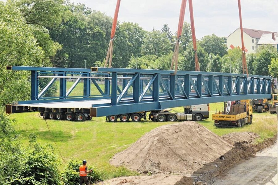 Fingerspitzengefühl für zweimal 38 Tonnen: Die neue Stegbrücke in Flöha schwebt heran - Am Montag hat die Montage der neuen Stegbrücke in Flöha begonnen.
