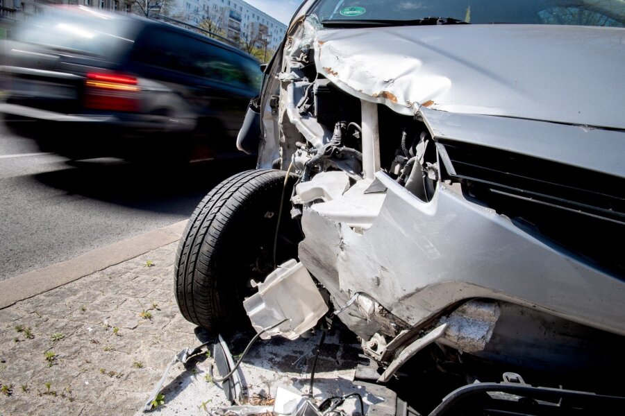 Fingierter Unfall? Indizien können ausreichen - Blechschaden nach einem Unfall: Routine für Versicherungen, doch manche Fälle machen stutzig.