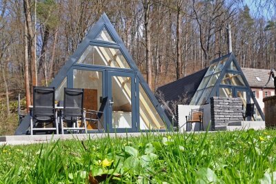 Finnhütten im Grünfelder Park in Waldenburg modernisert - Blick zu den Finnhütten, die im Terrassenbereich über einen Glasanbau verfügen. 