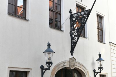 Firma aus Freiberg für Gründerpreis nominiert - Die Ducem UG hat ihre Wurzeln an der Bergakademie – hier das historische Eingangsportal an der Akademiestraße.