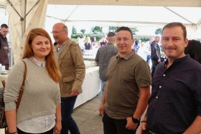 Firma aus Halsbrücke profitiert von Mitarbeitern aus Rumänien - Adrian Banatan (v. r.), Alin Cracana und Maria Stocheci beim Sommerfest.
