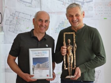 Firma aus St. Egidien gewinnt europaweiten Fassadenwettbewerb - Mario Schreckenbach (rechts) und Detlef Trinks haben beim Fassadenwettbewerb in Valencia eine Siegertrophäe nebst Urkunde geholt.