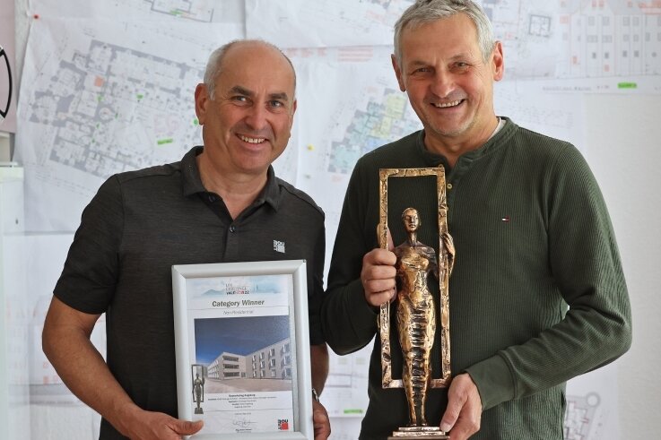 Mario Schreckenbach (rechts) und Detlef Trinks haben beim Fassadenwettbewerb in Valencia eine Siegertrophäe nebst Urkunde geholt.