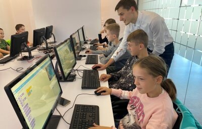 Firma bringt Kinder in den Ferien ins Netz - Azubi Max Kuhfeld gibt den Schülern während des Workshops den einen oder anderen Tipp. 