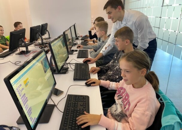 Firma bringt Kinder in den Ferien ins Netz - Azubi Max Kuhfeld gibt den Schülern während des Workshops den einen oder anderen Tipp. 