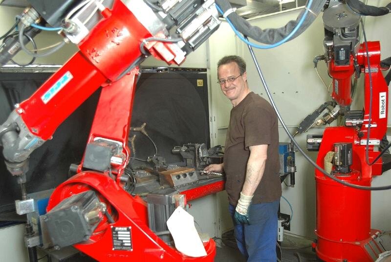 Firma dmb braucht weitere Produktionshalle - Lutz Rose im Innenleben eines Roboterarbeitsplatzes in der Beierfelder Firma dmb. 