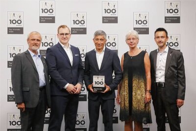 Firma mit dem Megaspeicher gehört nun zu den Top 100 - Ranga Yogeshwar (3.v.li.) gratuliert der JT Energy Systems GmbH aus