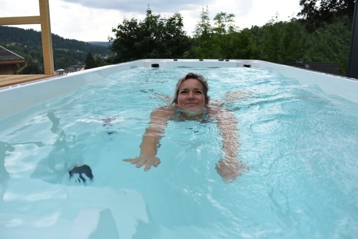 Firma profitiert vom Trend zum eigenen Pool - Dajana Schmeißer testet ein sogenanntes Schwimm-Spa, welches die Firma verkauft. Die integrierte Gegenstromanlage erzeugt eine Wasserströmung, die das Schwimmen auf der Stelle ermöglicht.