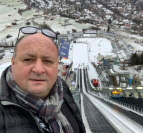 Firma Riedel: 100 Schanzen in 15 Jahren - Peter Riedel auf dem Turm der Olympiaschanze in Garmisch-Partenkirchen. 2007 wurde hier eine Anlaufspur der Firma Riedel montiert. 