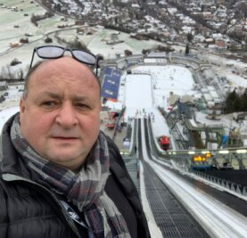 Firma Riedel: 100 Schanzen in 15 Jahren - Peter Riedel auf dem Turm der Olympiaschanze in Garmisch-Partenkirchen. 2007 wurde hier eine Anlaufspur der Firma Riedel montiert. 