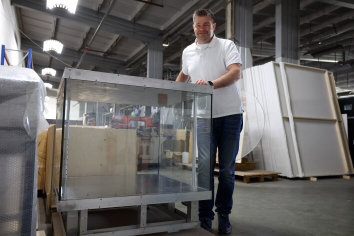 Ein Glaswürfel mit einem Meter Kantenlänge - so sieht der Prototyp einer neuartigen Edelgasvitrine aus, der bei der Firma Seiwo gebaut wurde. In ihr können empfindliche Exponate geschützt werden.