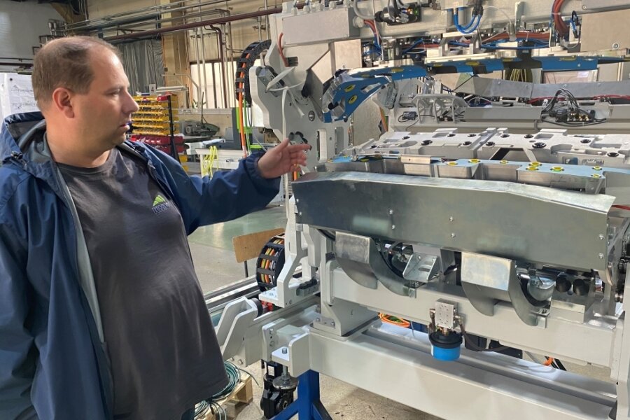 Firma soll nicht weiter wachsen - André Karbstein, Inhaber des Klingenthaler Maschinenherstellers KMW Engineering, an einer in dem Unternehmen entwickelten und produzierten Klebemaschine, mit der Heckspoiler von Autos hergestellt werden. 