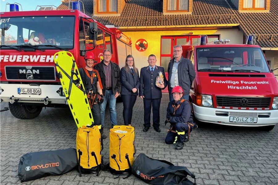 Firma spendiert Ausrüstung für Feuerwehr - Feierliche Übergabe der neuen Ausrüstung in Hirschfeld mit Nico Wels (von links), Bürgermeister Markus Buschkühl, Antje Ehrlich und Thomas Schmidt von der Gemeindewehrleitung, Ulrich Dietze von der Firma MHF und Alexander Fitzner. 