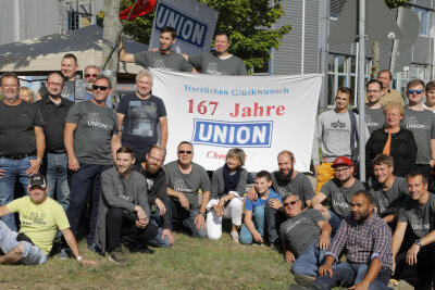 "Firmenfeier" vor dem Werkstor - Protest gegen Unternehmens-Aus - Rund 100 Beschäftigte fanden sich am Samstag vor dem Union-Gelände ein.