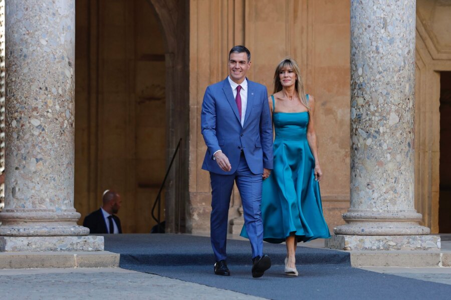 First Lady stürzt Spanien in Ungewissheit - Spaniens Regierungschef Pedro Sanchez zusammen mit seiner Ehefrau Begona Gomez beim Gipfeltreffen der Europäischen Politischen Gemeinschaft in der Alhambra in Granada.