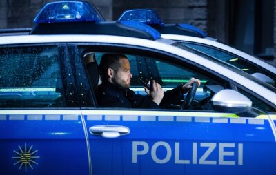 Fit für die Streife - Für den Einsatz gerüstet: Polizeikommissar Stefan Berndt ist per Funk immer mit dem Lagezentrum im Revier Dresden-Mitte verbunden.