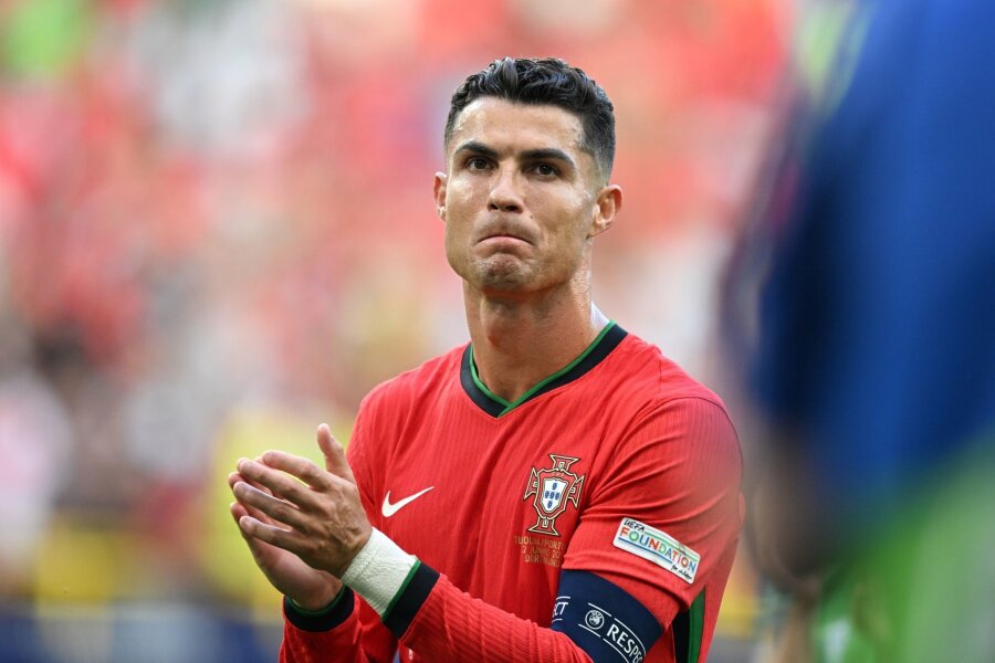 Fixpunkt mit 39: Ronaldo als Selfie-Model und EM-Rekordmann - Spielt wohl seine letzte Europameisterschaft: Portugals Cristiano Ronaldo.
