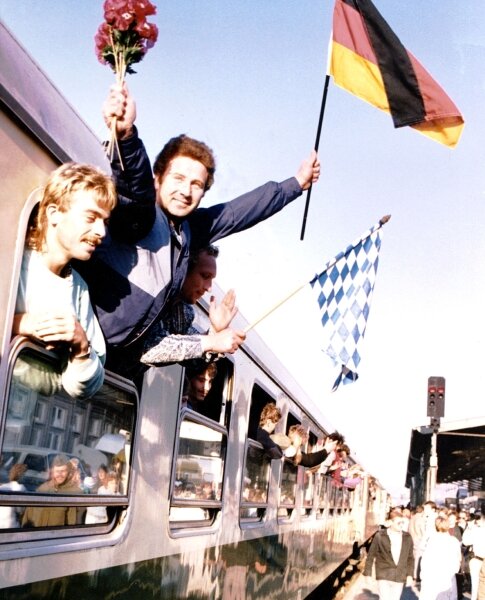 Flüchtlinge fuhren in den Zügen der Fackelträger - 
              <p class="artikelinhalt">DDR-Bürger Anfang Oktober 1989 im Zug, der sie in die Freiheit führte. </p>
            