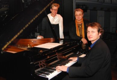 Flügelspiele in Bad Elster - 
              <p class="artikelinhalt">Georg Stahl (links) und Jutta Kirst am Steinway-Flügel, der vom tschechischen Pianisten Radim Vojir gespielt wurde. </p>
            