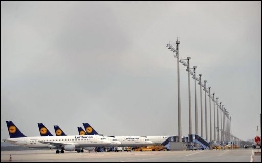 Der Luftraum über Deutschland bleibt wegen der Aschewolke bis 20.00 Uhr geschlossen. Bei Fluggesellschaften wächst der Unmut, dass der Luftraum über Europa nur aufgrund von Mutmaßungen zur Belastung mit Aschestaub geschlossen bleibt. Das Foto zeigt Lufthansa-Maschinen in München.