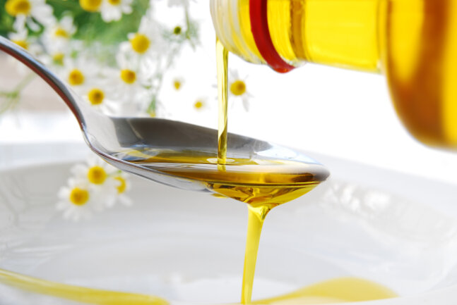 Backfette lassen sich durch hochwertige Pflanzenöle einfach ersetzen - ein Esslöffel Öl entspricht dabei etwa zehn Gramm Butter.