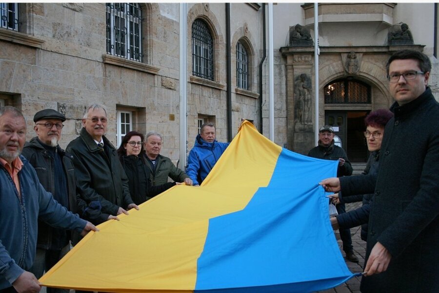 Flagge der Ukraine am Döbelner Rathaus gehisst - Döbelns Oberbürgermeister Sven Liebhauser (CDU, r.) beim Hissen der ukrainischen Flagge vor dem Rathaus der Stiefelstadt.