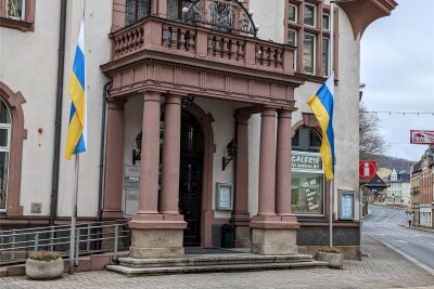 Flaggen vor Auer Rathaus auf Halbmast: Gedenken an bekannten Lokalpolitiker - Am Eingang des Auer Rathauses wehen die zwei Stadtflaggen am Montag auf halbmast.