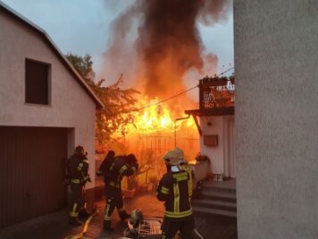 Flammen schlagen aus Modellbauer-Werkstatt - 