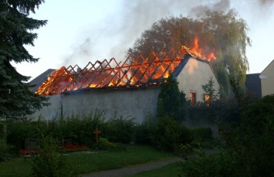 Flammen vernichten Pfarrscheune in Bockendorf - Gegen 6 Uhr ist am Montagrüh ein Feuer in der Pfarrscheune im Hainichener Ortsteil Bockendorf ausgebrochen. Das Fachwerkhaus brannte lichterloh.