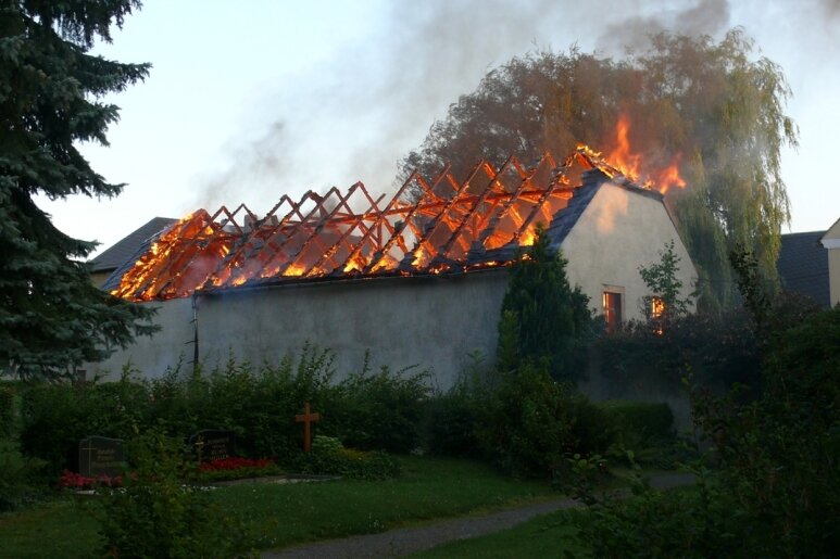 Gegen 6 Uhr ist am Montagrüh ein Feuer in der Pfarrscheune im Hainichener Ortsteil Bockendorf ausgebrochen. Das Fachwerkhaus brannte lichterloh.